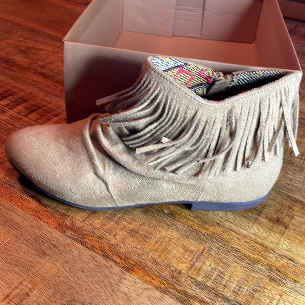 Zigasoho fringe boot, size 7 /2